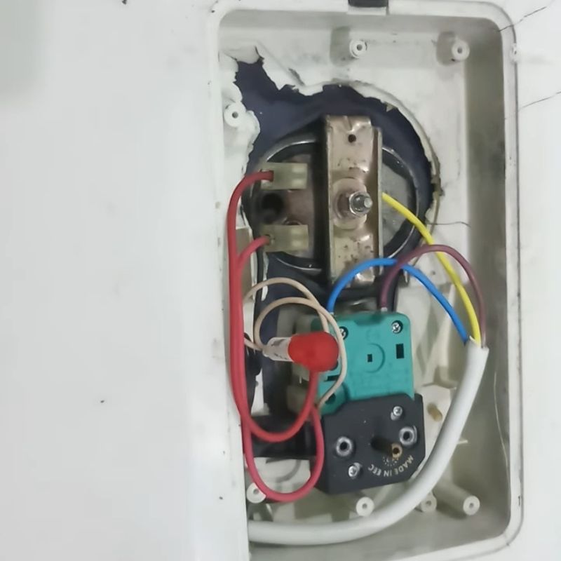 Hướng Dẫn Sửa Bình Nóng Lạnh Đèn Sáng Nhưng Bình Không Nóng – Nguyên Nhân & Cách Khắc Phục Hiệu Quả Nguyên nhân khiến bình nóng lạnh đèn sáng nhưng bình không nóng | Dây điện hoặc đầu nối bị oxy hóa